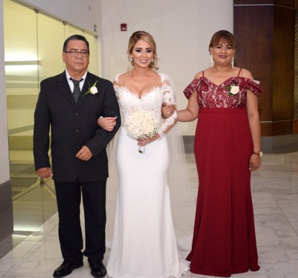 La novia junto a sus padres, Efraín Flores y Elsa Mcfield de Flores