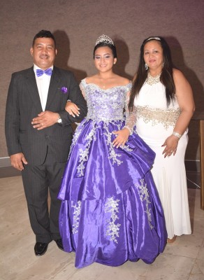 La preciosa quinceañera acompañada de sus queridos padres, Manuel Deras y Leticia Meza de Deras