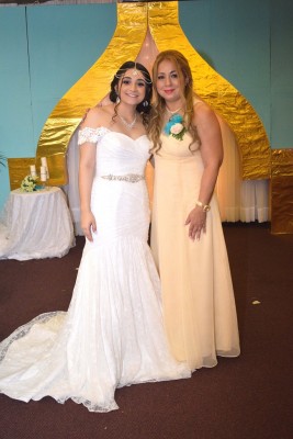 La radiante novia, Ana Lucía Canahuati Falck junto a su madre, Ana Guillermina Falck Zelaya.