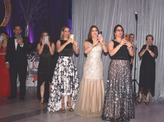 Los Papparazzi de las familias Larach y Zornitta durante la Gala de la EIS