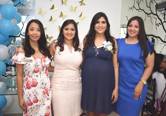 Las amistades de Carolina quienes organizaron el festejo maternal.