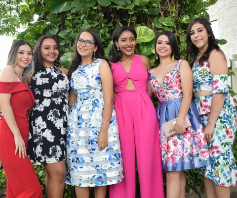 Las encantadoras jovencitas del Happy New Dawn Bilingual Institute en una imagen impecable para Farah La Revista