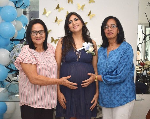 Las futuras abuelas Dolores Almendárez y Gregoria Lobo junto a Carolina Duarte de Maldonado