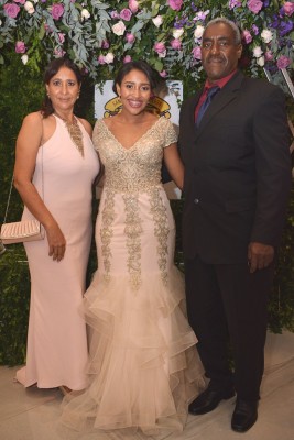 Lauren Sacaza junto a sus padres Onelia Motiño y Carlos Sacaza