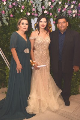 Lesly Montufar y José Fernando Coca con su hija Irma Coca