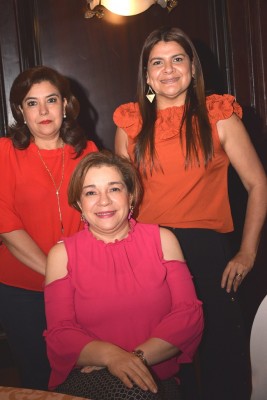Lidia Girón, Martha Benavides y Walkiria Ochoa.