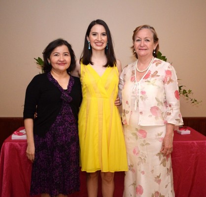Lilian Chiang junto a su hija, Lilian Margarita Sandoval Chiang y su futura suegra, Gladys Magdalena Morales.