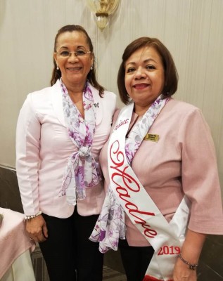 Linda de Ortíz y la madre electa Doris de Rivera.