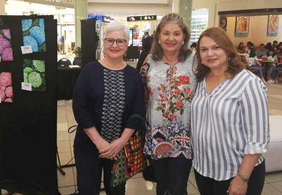 Margarita Hernandez, Carmen Morales y Josefina Flores en la expo venta de Mall Multiplaza San Pedro Sula