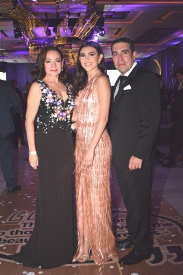 Marisol de Membreño, Antonella Membreño y Benjamin Membreño