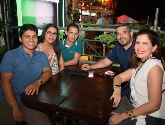 Ricardo Hidalgo, Dina González, Héctor Pineda, Efraín y Vivían Sosa.