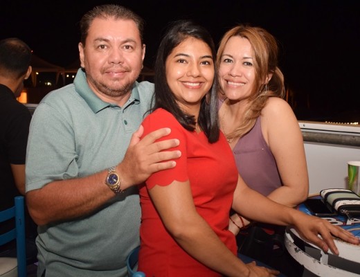 Víctor Guardado, Cinthia Chuva y Sandra Guardado.