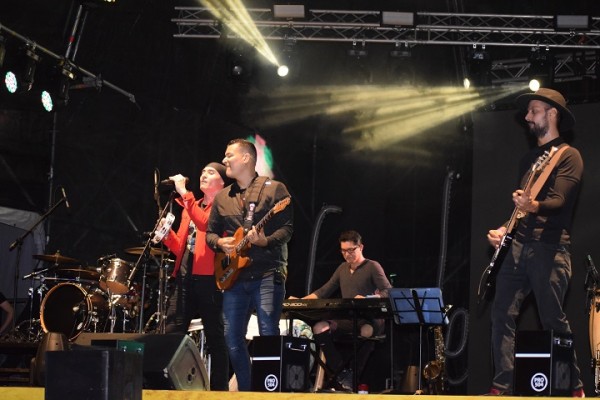 Gran actuación la banda Gravedad Cero en La Plaza Juniana.