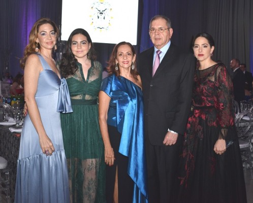 Monica de Yibrin, Victoria Yibrin, Maky Leiva, Roberto Leiva y Cony Abufele