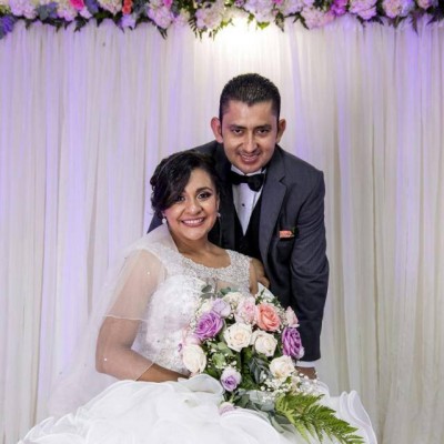 Orlando y Enma Interiano celebraron su primer aniversario de bodas...recoprdamos como si fuera ayer que su enlace fue en Villanueva, teniendo como epicentro inicial la Iglesia Reformada...al festejo nupcial asistieron 600 personas bajo la absoluta coordinación y decoración de Lidabel Mena y su firma Acontecimientos.