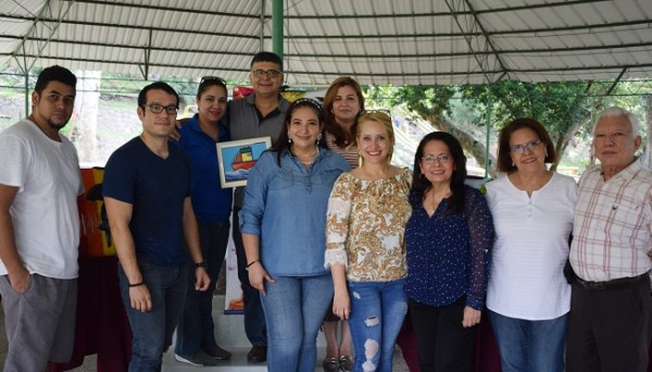 Los padres de los pequeños artistas orgullosos del trabajo de sus hijos.