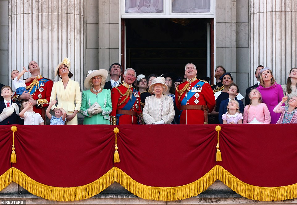 La familia real británica realiza un fastuoso desfile militar para celebrar los 93 años de Isabel II (+fotos)