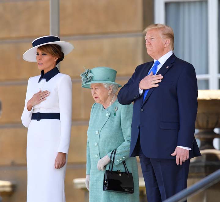 La reina Isabel II ofrece banquete de Estado con los máximos honores a Trump