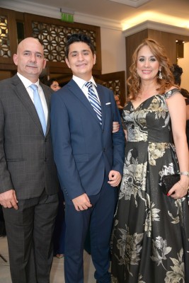 Ricardo y María Elena Gabrie junto a su hijo Héctor Gabrie