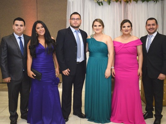 Rodrigo Castellanos, Arjery Lara, Melvin Castellanos, Dunia y Alejandra Castellanos con Francel Santos