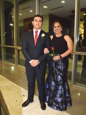 Elegancia y alegría en la noche veneciana de la Freedom high school ...
