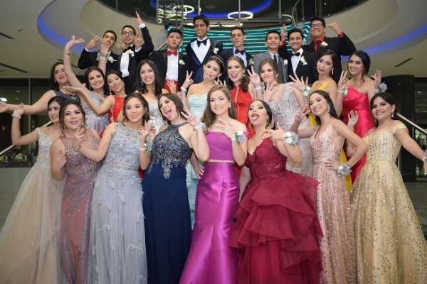 Una divertida imagen de los 26 graduados de la Valle de Sula