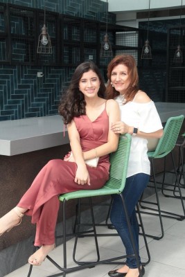 De la Destiny Christian Academy, Valeria Brizuela, junto a su madre, MariCruz Brizuela