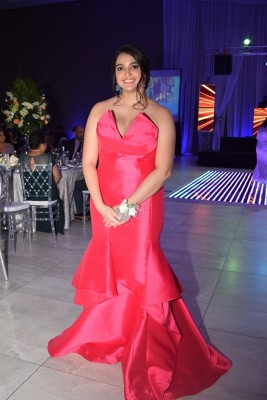 Vivian Jabour ¡Bellisima de punta en rojo! en su gala de graduación de la Escuela Bilingue Valle de Sula