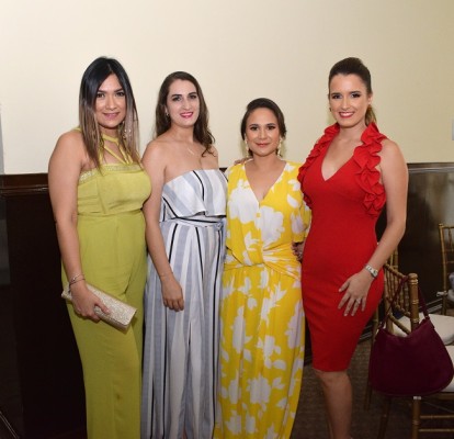 Viviana Amador, Mariela Interiano, Melany Robelo y Daniela Robelo