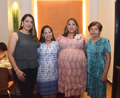 Viviana West, Ligia Bautista, Karen Pérez Estrada y María de Bautista