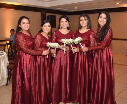 Las damas del cortejo de la novia: Waleska Rosales, Mery Romero, Leony Aguilar, Katty Landaverde y Sinthia Portillo