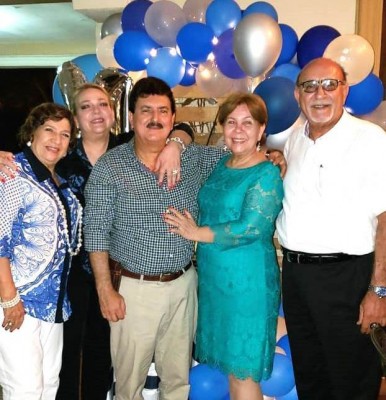 Shirley de Flores, Doris Kattan, Emerson, Miriam y Tony Kattan, celebrando el cumpleaños 64 del empresario sampedrano Emerson Enamorado con una fiesta náutica decorada por la firma Acontecimientos de nuestra querida Lidabel Mena