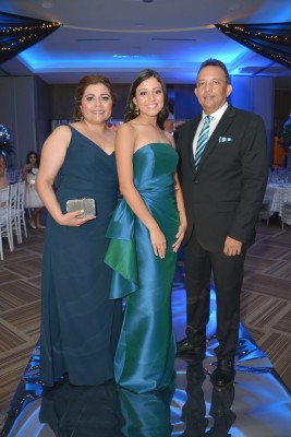Yamileth y Francisco Rodríguez en compañía de su hija María Isabel Rodríguez.