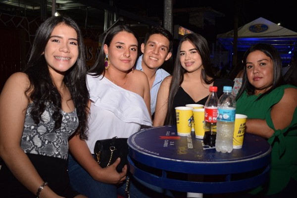 Karina Contreras, Paola Arita, Abner Campos, Angie Rivera y Iliana Martínez.