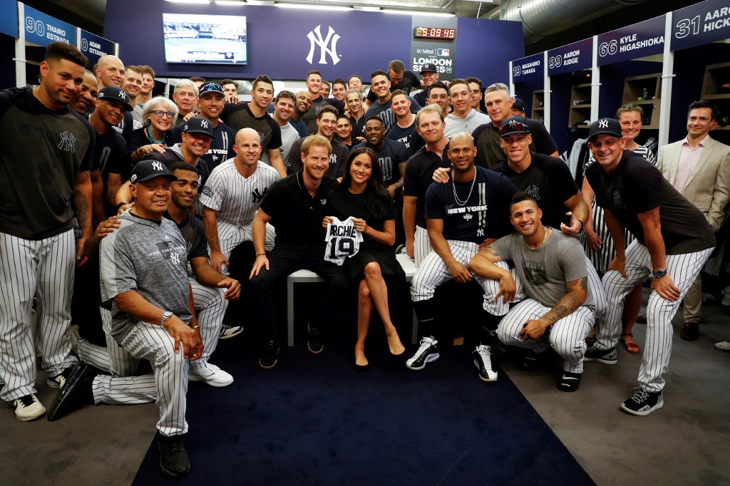 Harry y Meghan reciben una camiseta de los Yankees de regalo para su hijo