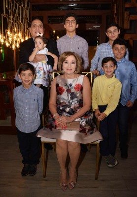 Nancy de Handal en compañía de su esposo y sus nietos.