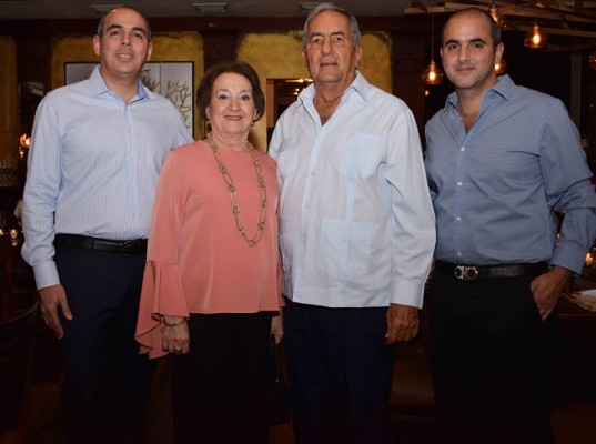 David Handal, Emin y María Elena Abufele con Andrés Handal.