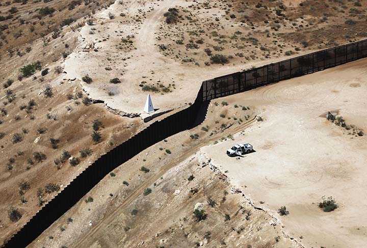Juez de EEUU bloquea 2.500 millones de dólares destinados para el muro fronterizo con México