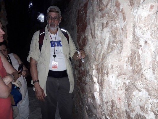 El arqueólogo hondureño Ricardo Agurcia habla sobre su hallazgo a un grupo de estudiantes, frente al Templo 16, pirámide en cuyas entrañas se encuentra el Templo Rosalila. Foto Sergio G. García - Exposia