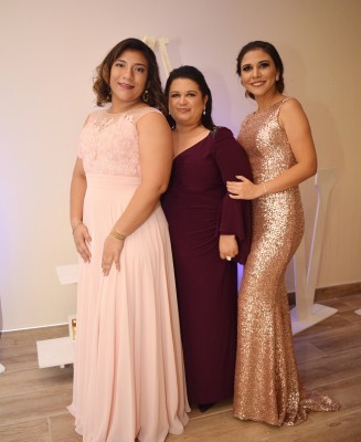 Alejandra Matute, Mercedes Martínez y Mattie Macías, la dama de honor y hermana de la novia.