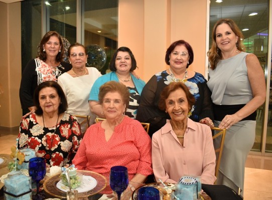 Ana María Delgado, Aida Downing, Verónica Pineda de Ruiz, Rosario de Crespo, Ana Barletta, Waldina Fernández, Sofía de Pineda y Julia de Florentino.