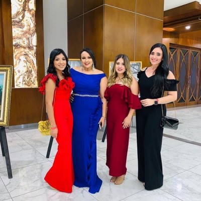 Annellisse Reyes con Mónica Rivera Bueso, Samira Fajardo y Samira Mendoza Kunkaren en la cena de gala del Congreso Medico Nacional