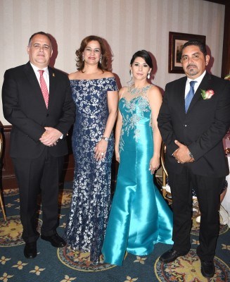 Armando Calidonio, Karen de Calidonio, Estela de Valenzuela y Juan Carlos Valenzuela.