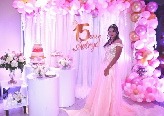 Astryd Carolina Morataya Álvarez se mostró encantadora en su fiesta de XV años.