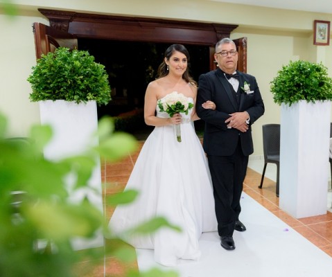 Ataviada en su glamuroso vestido de novia, Giselle ingreso a la Iglesia Cristo Resucitado del brazo de su padre, Claudio Fernandez.