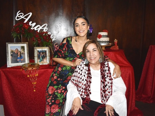 Audrey Verdial junto a su madre, Carolina de Verdial