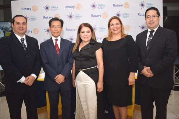 Belinda Ordoñez de Fajardo, presidenta del Rotary Club Merendón 2019 y Dubia Gutiérrez, encargada de Imagen Pública del Rotary Club Merendón con los miembros del cuerpo consular sampedrano Rudy Monterrosa (Guatemala), Benito Liao (China Taiwán) y José Melo (México).