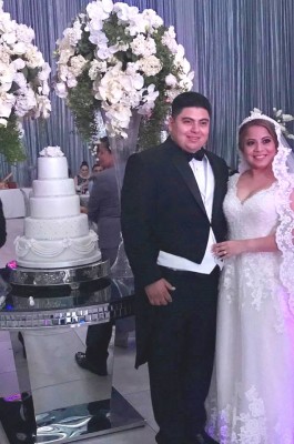 Gabo y Johana posaron junto a su pastel de bodas.