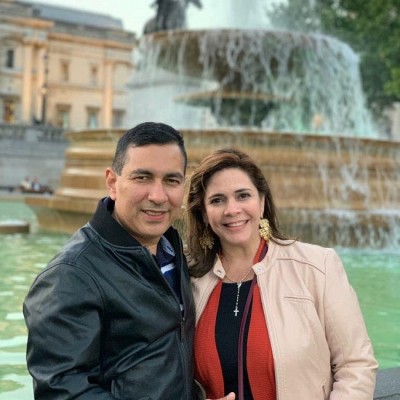 Bonita pareja Ernesto Alvarado y Cristina Mejia