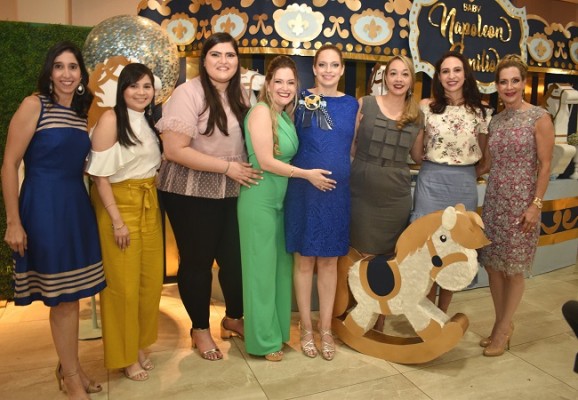 Carolina Canahuati, Maria Sanchez, Regina Handal, Michelle Wolozny, Nathalie Wolozny-Handal, Mery Alvarez, Maria Adel Fuschich y Maria Alicia Wolozny.